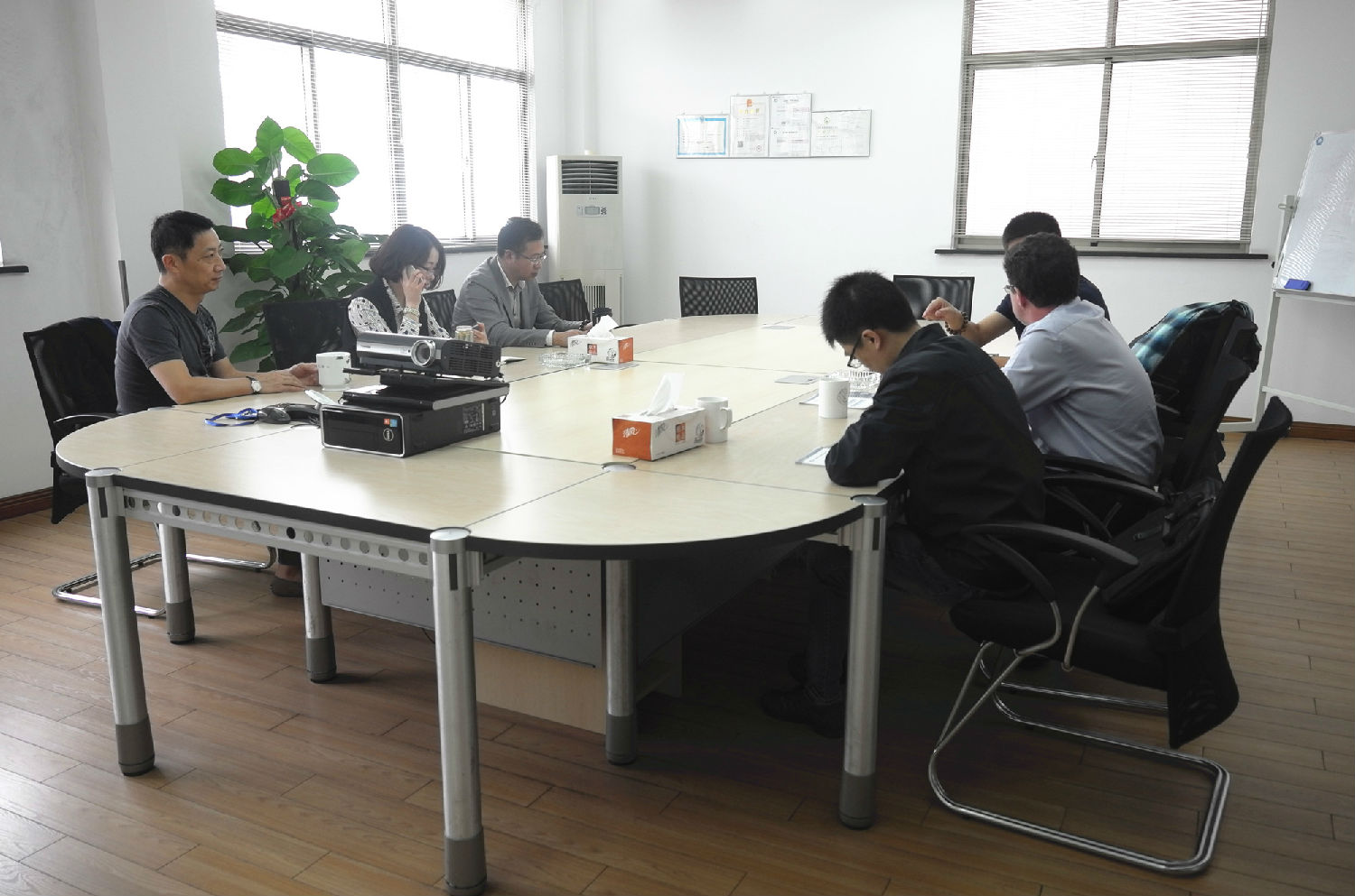 國(guó)外客戶來(lái)恒豐鉚釘實(shí)地考察